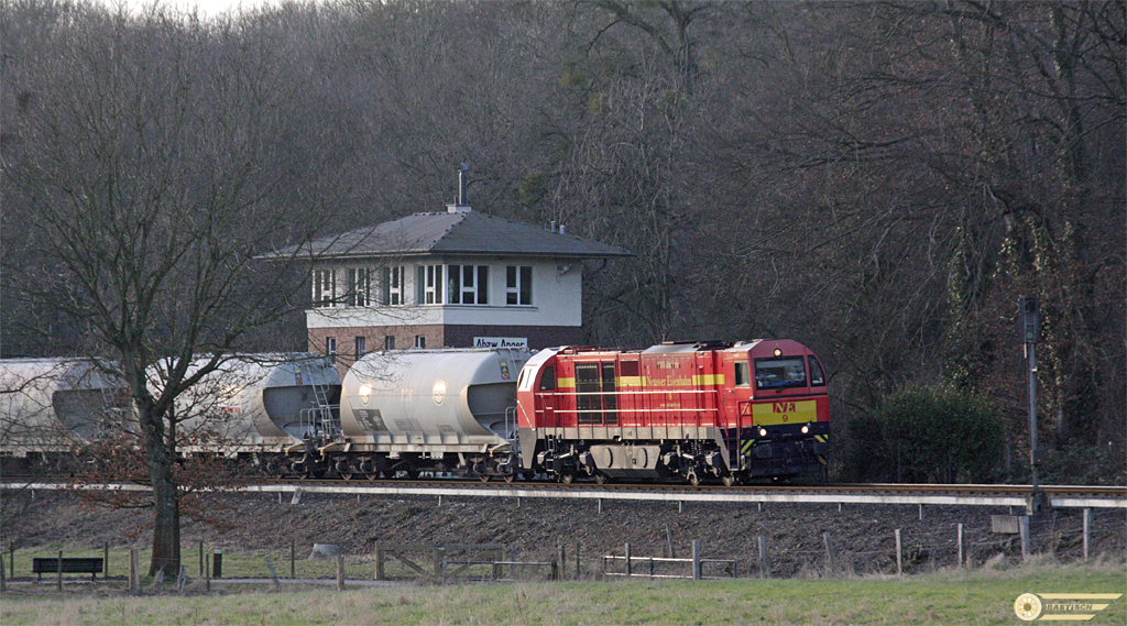 5.Mrz 2013
Lok 9 der Neusser Eisenbahn mit Leerwagen an der ehemaligen Abzweigstelle Anger auf dem Weg Richtung Wlfrath.