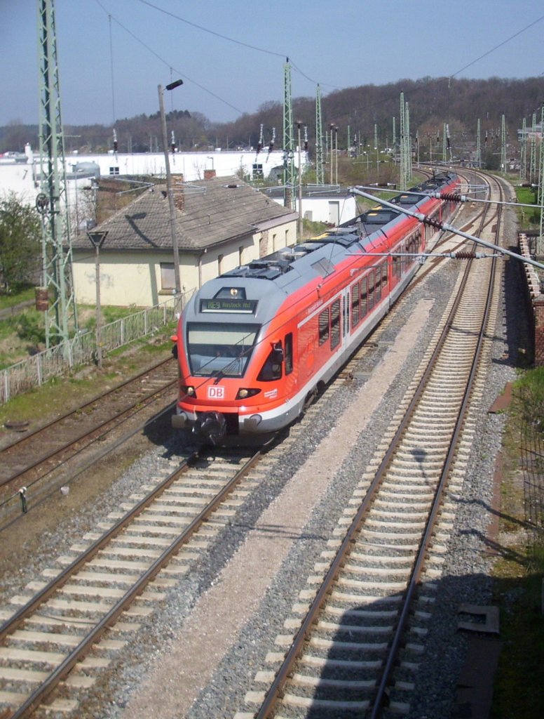 5-teiliger Stadler Flirt f�hrt gerade den Bahnhof Bergen/R�gen an. (24.04.2012)
