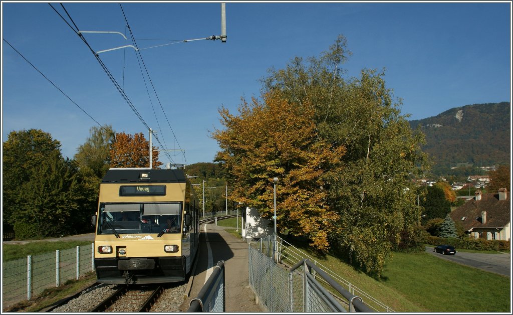 CEV GTW Be 2/6  Blonay  verl�sst Ch�teau d'Hauteville. 
18. Okt 2012
