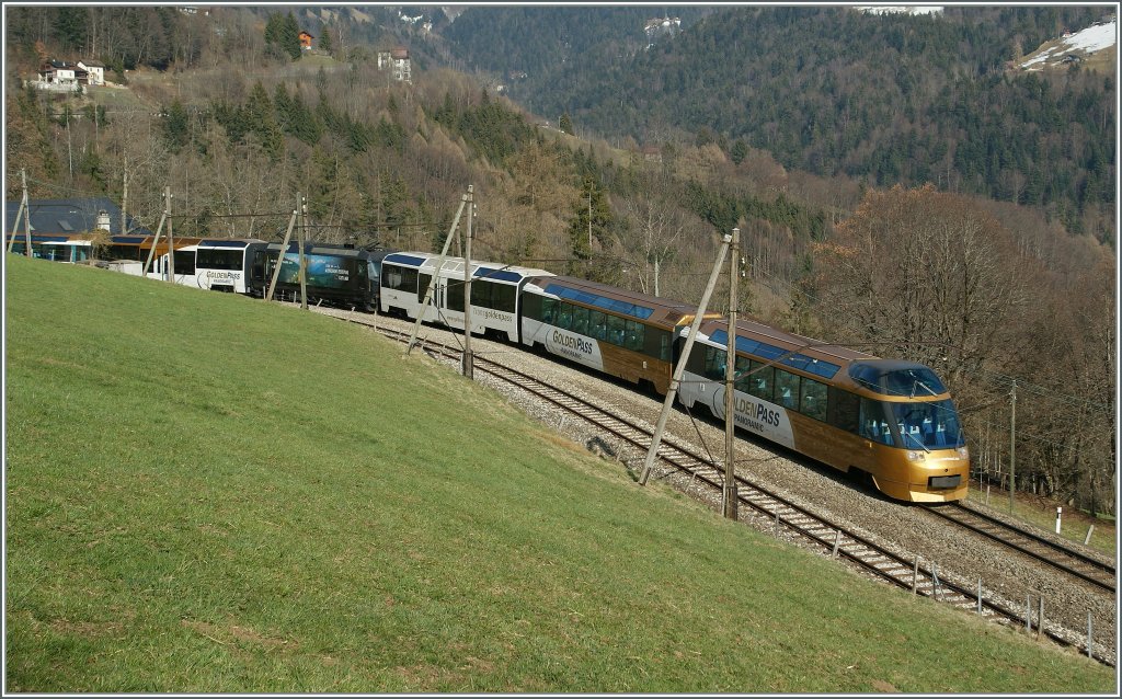 Der GoldenPass Panoramic 2128 Montreux - Zweisimmen bei Sendy Sollard am 21. M�rz 2012