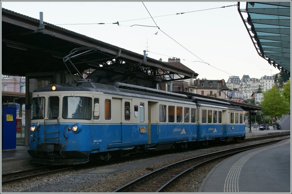 Der GoldenPass Regionalzug 2210 von Montreux nach Zweisimmen wird mit einen ABDe 8/8 solo gef�hrt. Hier wartet der ABDe 8/8 4004 auf die baldige Abfahrt am 22. Juli 2012 in Montreux.