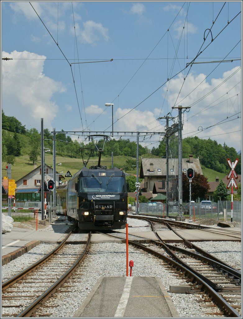Der MOB Goldenpass Zug 2124 erreicht Montbovon. 
28. Mai 2012