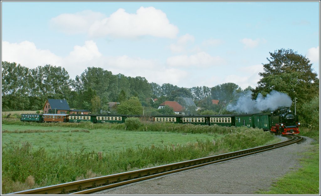 Die 99 1782-4 mit einem langen R�BB-Zug von G�hren nach Putbus bei Serams am 
18. Sept. 2010.