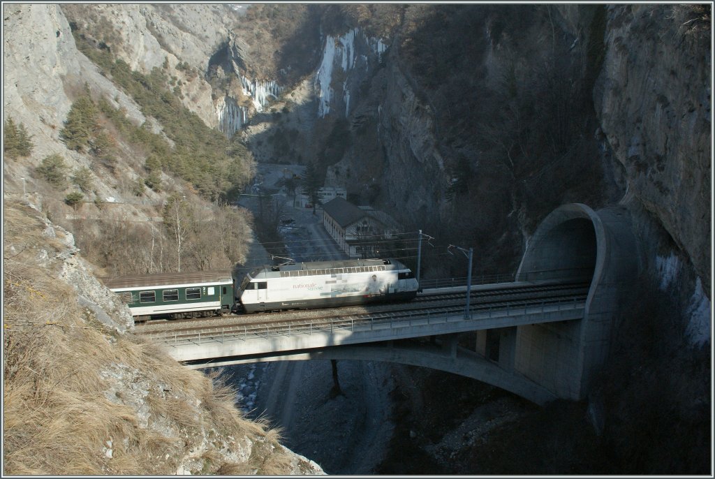 Die  Federer  Re 460 mit einem IR nach Brig auf der Dalabr�cke bei Leuk. 
14. Feb. 2012