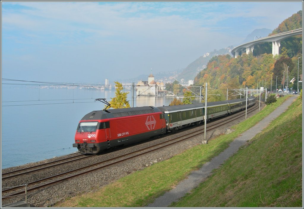 Die Re 460 078-3 schiebt ihren IR nach Gen�ve beim Ch�teau de Chillon vorbei. 
28. Okt. 2007