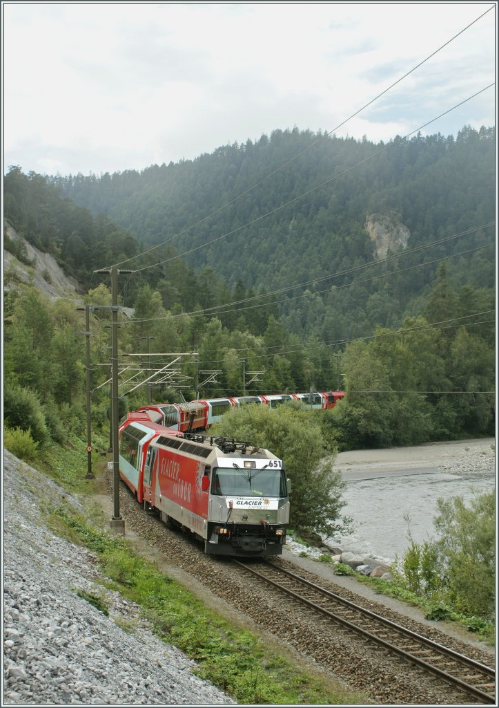 Die RhB Ge 4/4 III 651 mit dem Glacier-Express in der Rheinschlucht bei Versam Safien am 13. Aug. 2010 