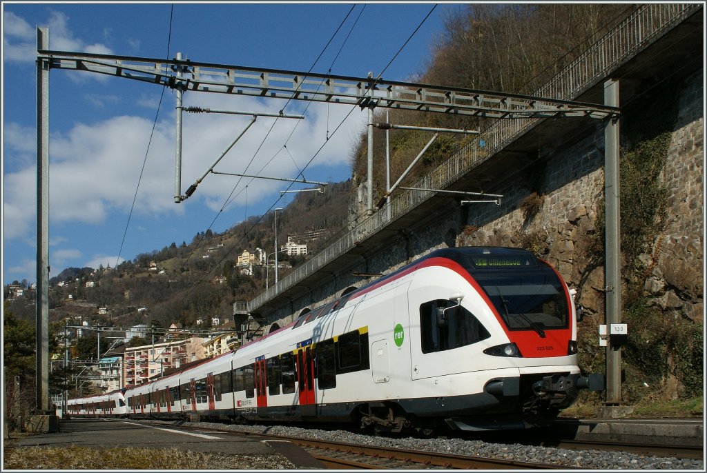 Ein Doppel-Flirt als S1 nach Villeneuve bei der Abfahrt in Veytaux-Chillon. 
6. M�rz 2012
