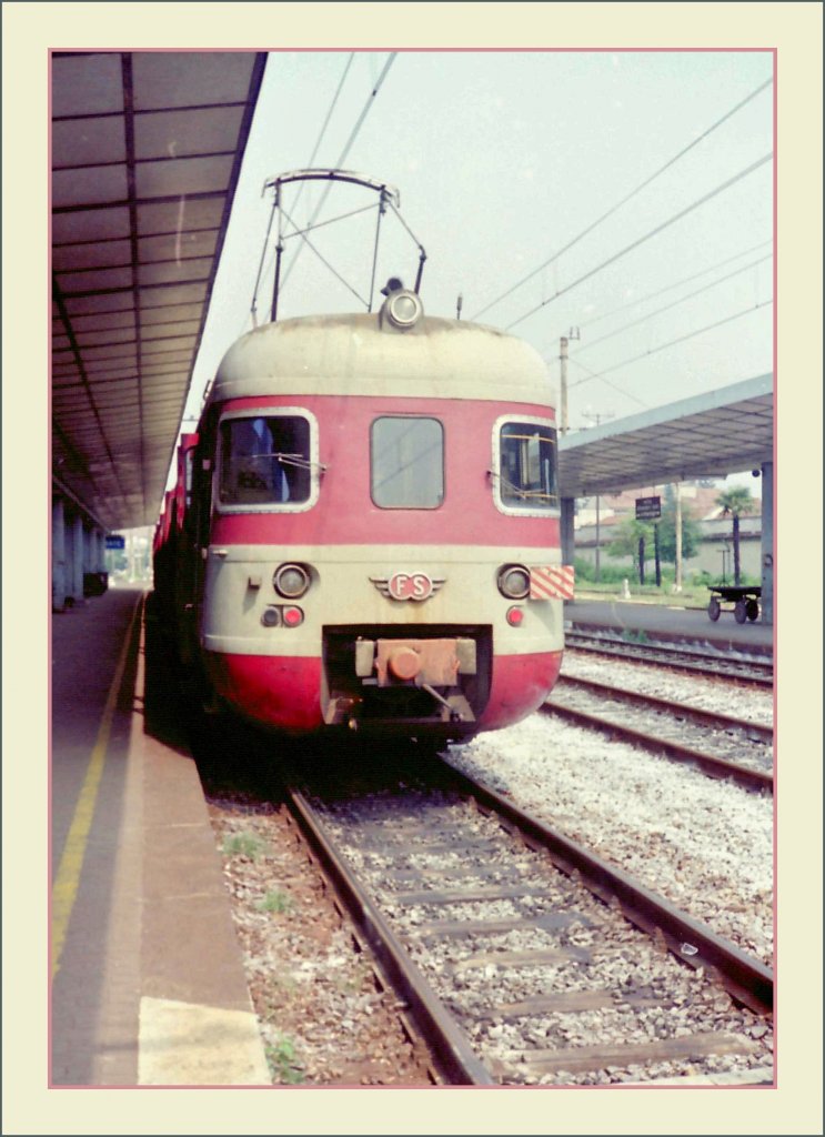 Ein FS Triebwagen in Gallarate.
Sommer 1990/gescanntes Foto