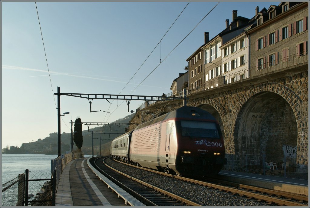 Ein Gegenlichtbild der Re 460 055-7 mit einem IR nach Brig bei St-Daphorin.
11. M�rz 2012