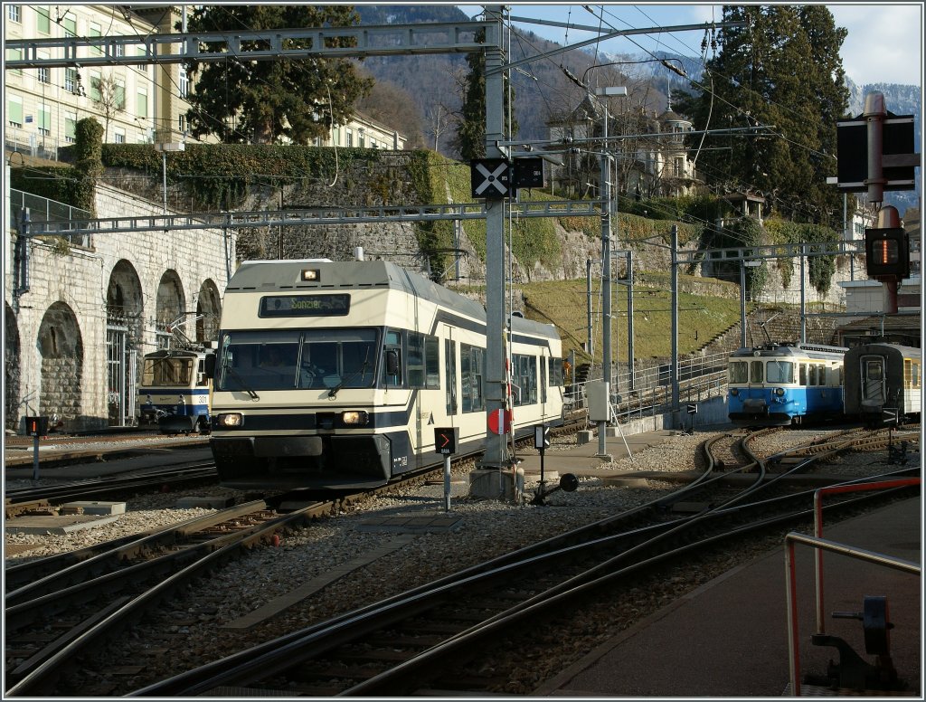 Ein GTW erreicht als Regionalzug von Sonzier kommend Montreux. 
6. M�rz 2012