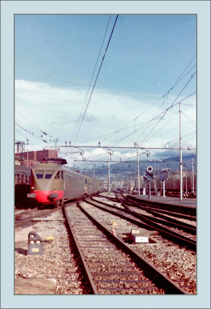 Ein Regionalzug mit einer spitzen Schnauze erreicht Firenze SMN.
1. Feb. 1986/gescanntes Foto