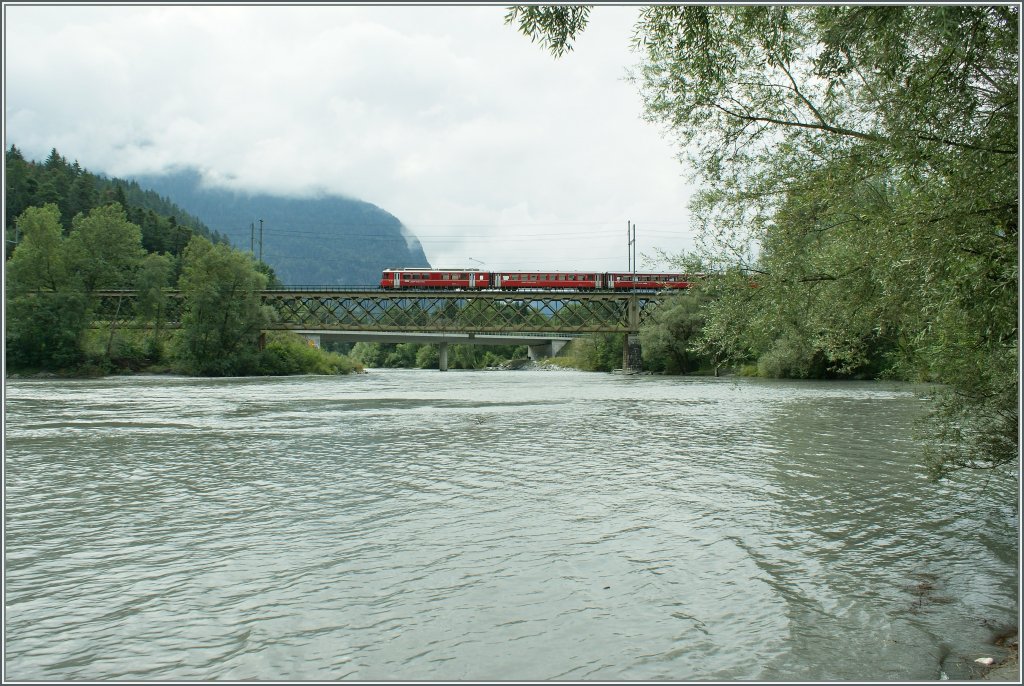 Ein RhB Be 4/4 Regionalzug von Thussis nach Chur bei Reichenau. 
13. Aug. 2010
