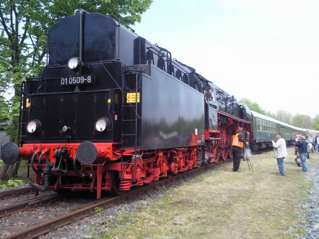 Etwas Besonderes! Eine gro�e Dampflok der 01er Baureihe in Putbus am 20.05.2012