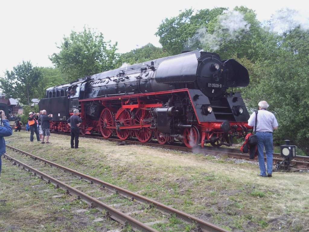
Etwas Besonderes! Eine gro�e Dampflok der 01er Baureihe in Putbus am 20.05.2012

