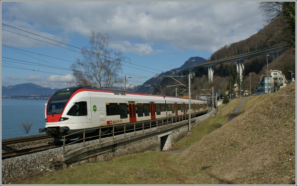 Flirt 523 024 der  RER Vaudoise  auf dem Weg nach Villeneuve kurz vor seinem Ziel. 
26. Feb. 2011