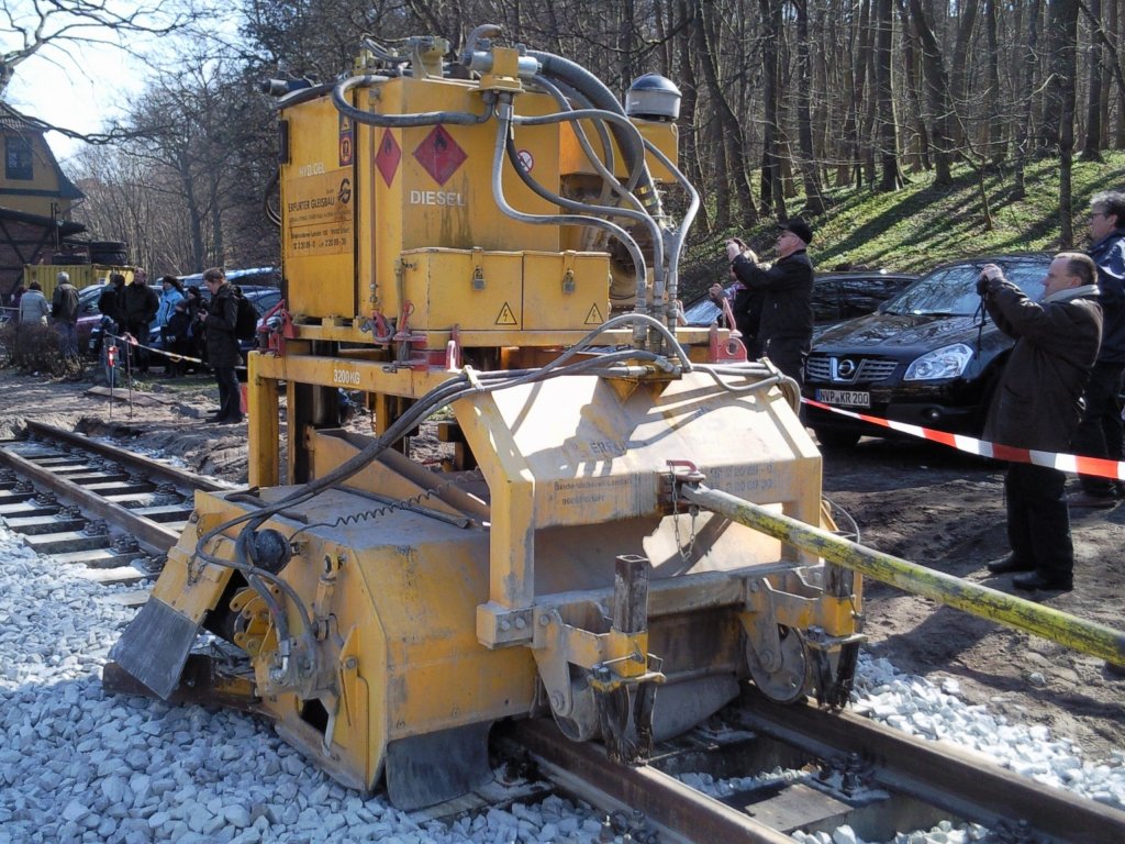 Gleisstopfmaschine in G�hren am 06.04.2012