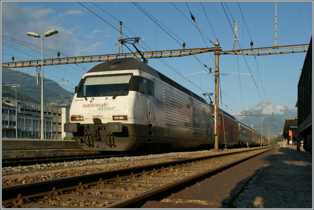 Gl�ck und Pech: H�tte ich gewusst, dass der IR 1711 von zwei Re 460 gezogen wird, h�tte ich mir eine andere Postion ausgesucht, doch immerhin war die  Federer -Werbelok an der Spitze des Zuges...
Sion, den 22. Juli 2012
