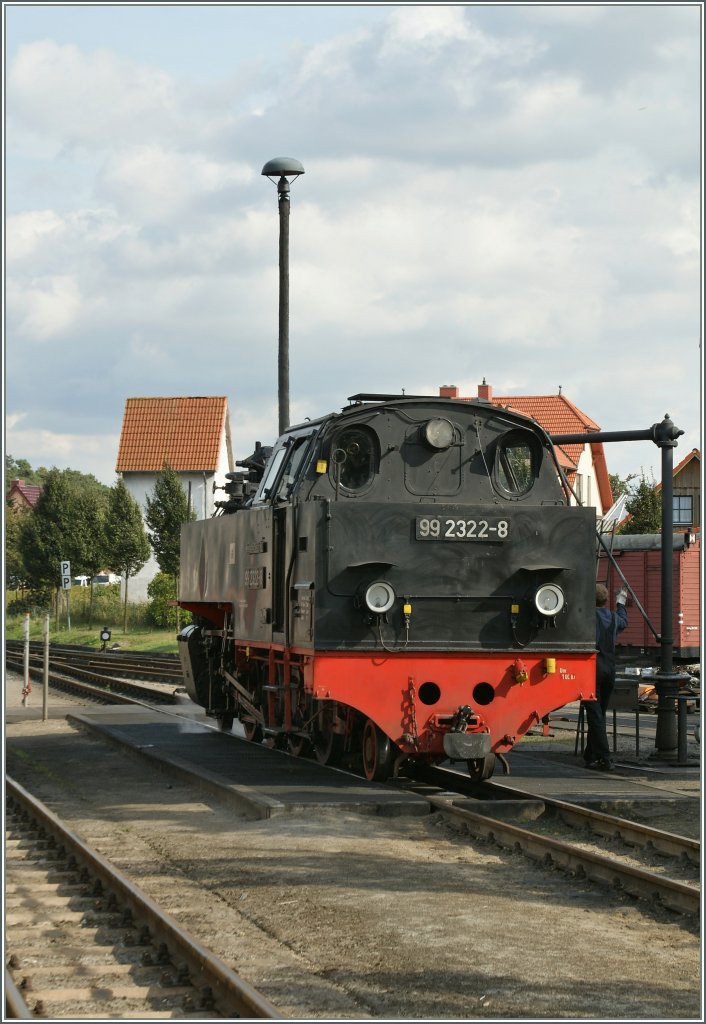 In K�hlungsborn West angekommen, man�vriert die Dampflok zum Lokbehandlung Gleis, um anschlie�end die R�ckleistung zu �bernehmen. 19. Sept. 2012