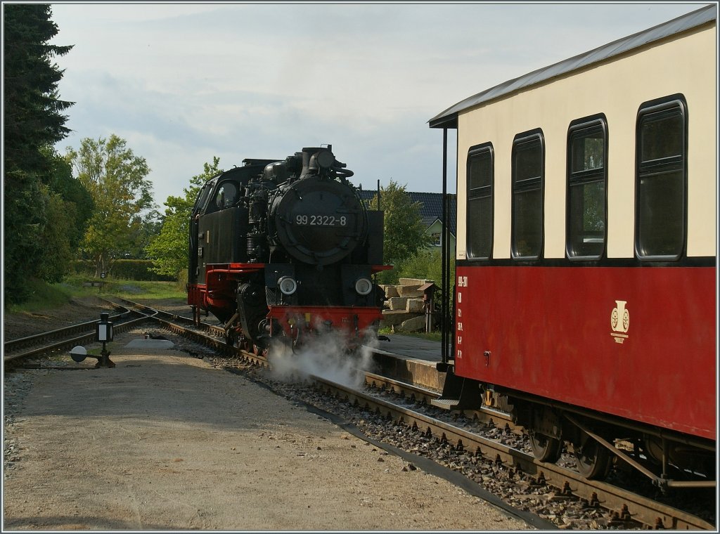 In K�hlungsborn West angekommen, man�vriert die Dampflok zum Lokbehandlung Gleis, um anschlie�end die R�ckleistung zu �bernehmen.
19. Sept. 2012