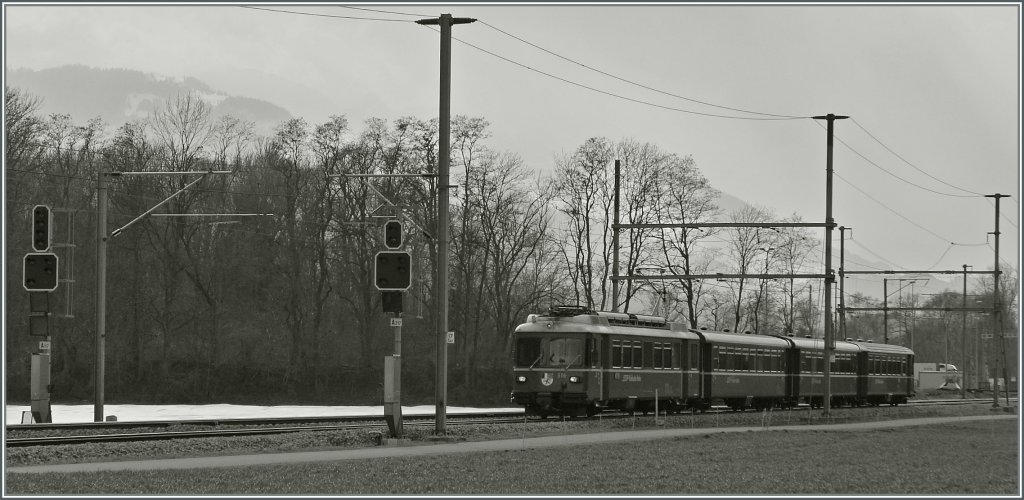Obwohl etwas in die Jahre gekommen, versehen die Be 4/4 Pendelz�ge nach wie vor einen guten Dienst im Nahverkehr um Chur.
Bei Felsberg, den 15. M�rz 2013