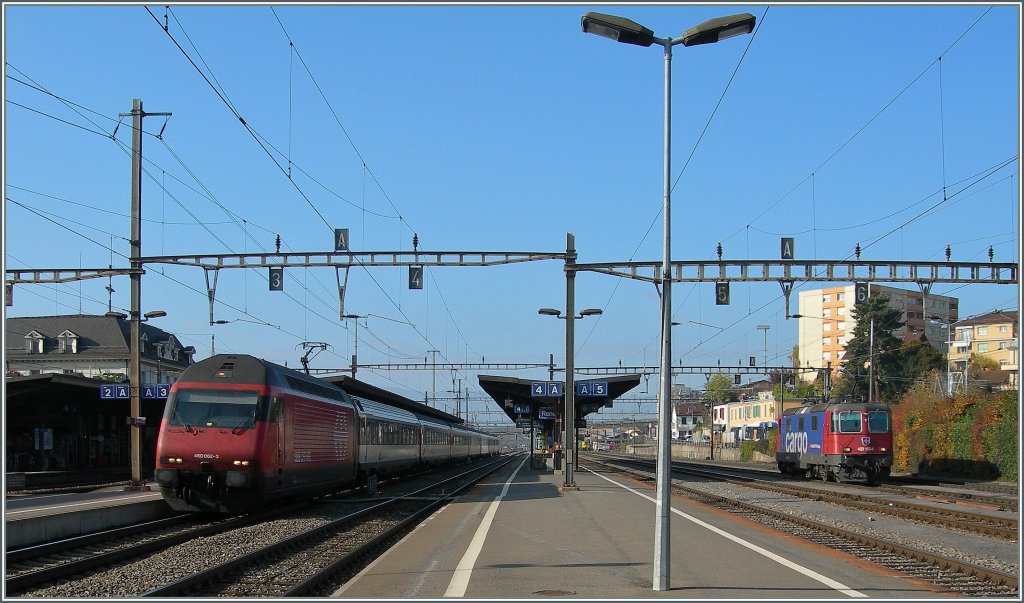 Re 460 062-3 f�hrt mit einem IR in Renens VD durch.
9. Nov. 2011
