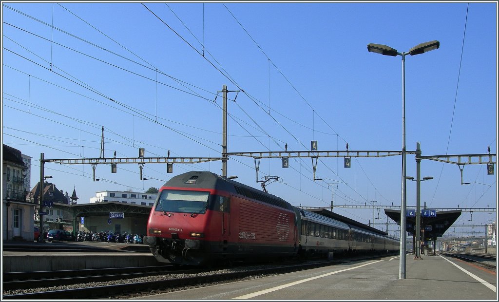 Re 460 072-2 mit einem IR nach Luzern bei der Durchfahrt in Renens (VD)
22.02.2012