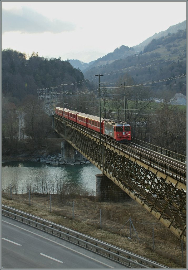 RhB Ge 4/4 615 mit einem RE von Disentis nach Scuol erreicht in K�rze Reichenau Tamins.
15. M�rz 2013