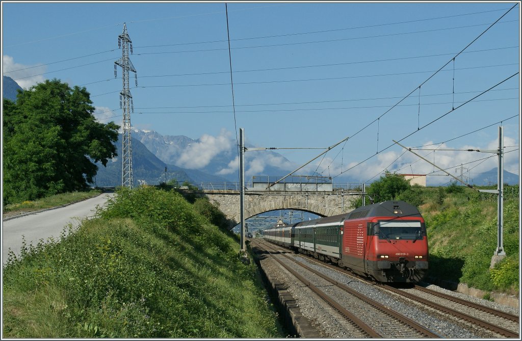 SBB Re 460 025-0 mit IR 1717 bei Chamoson.
22.07.2012
