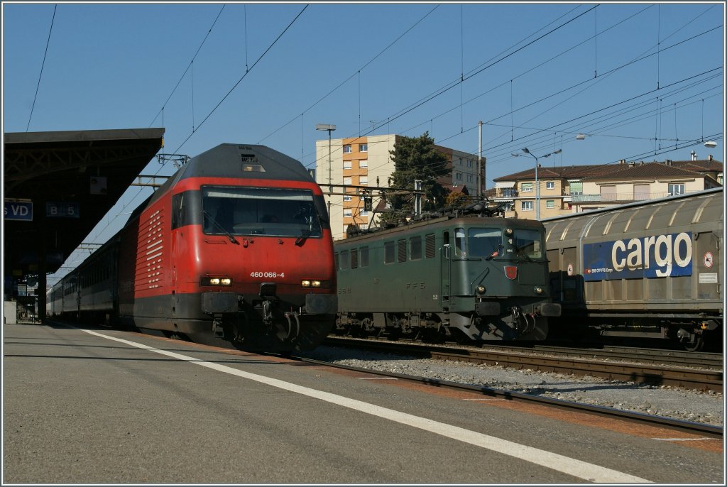 SBB Re 460 066-4 mit einem IC nach St.Gallen bei der Durchfahrt in Renens VD; im Hintergrund eine Ae 6/6. 2. M�rz 2012