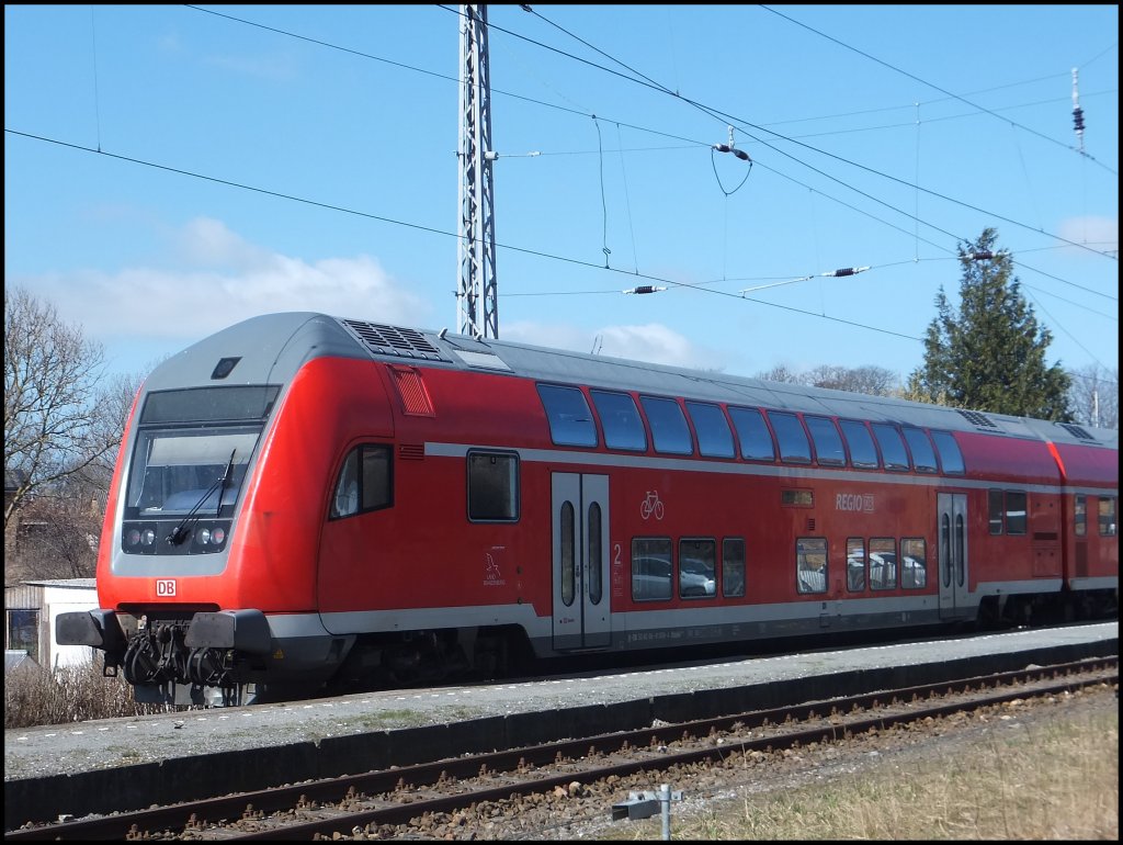 Steuerwagen des RE9 nach Rostock HBF. in Lancken am 20.04.2013 
