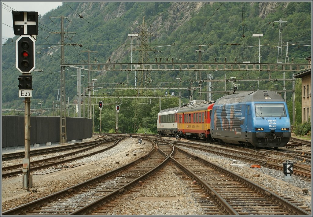 Werbe Re 460 076-3 mit einem Messzug in Brig.
29.06.2011