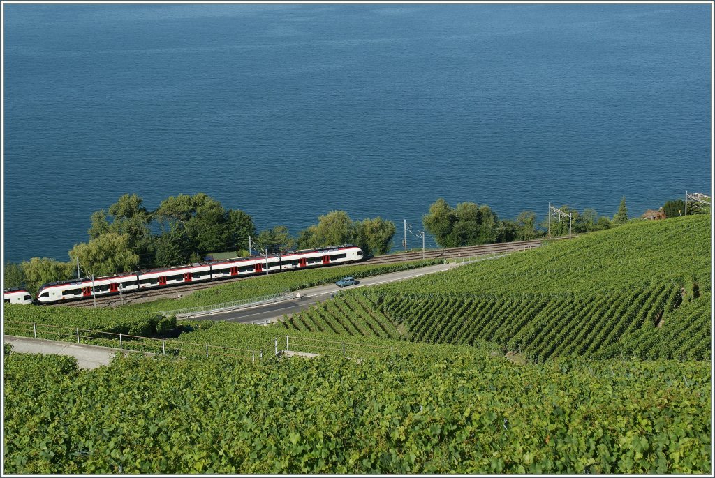 Zwei Flirts in Doppeltraktion unterwegs Richtung Lausanne und hier kurz vor Epesses fotografiert.
18. Juli 2012