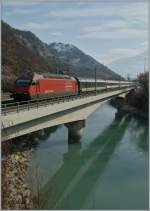 Die Re 460 000-3 mit einem IR auf der Rohnebr�cke bei Leuk.