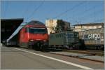 SBB Re 460 066-4 mit einem IC nach St.Gallen bei der Durchfahrt in Renens VD; im Hintergrund eine Ae 6/6.