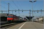 Die SBB Re 460 002-9 mit einem IR in Renens (VD).