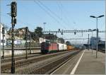 Re 6/6 mit einem G�terzug in Renens VD.