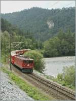 Rhb Ge 6/6 702 mit einem Re von Disentis nach Scuol in Rheinschlucht bei Valendas.