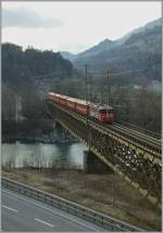 RhB Ge 4/4 615 mit einem RE von Disentis nach Scuol erreicht in K�rze Reichenau Tamins.